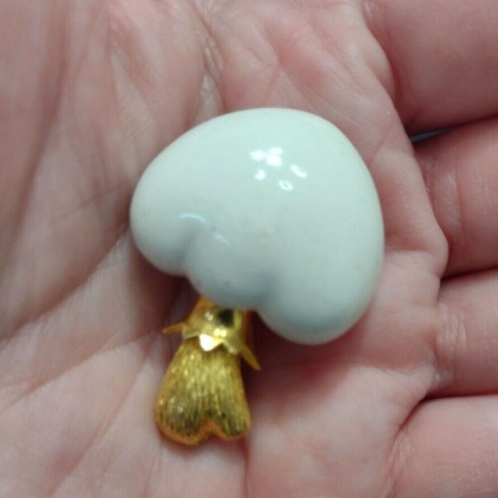 Vintage gold tone mushroom brooch